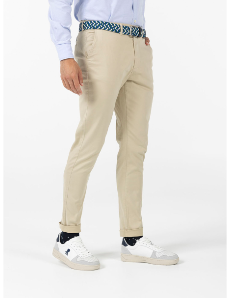 Camisa Blanca slim fit, pantalon chino beige